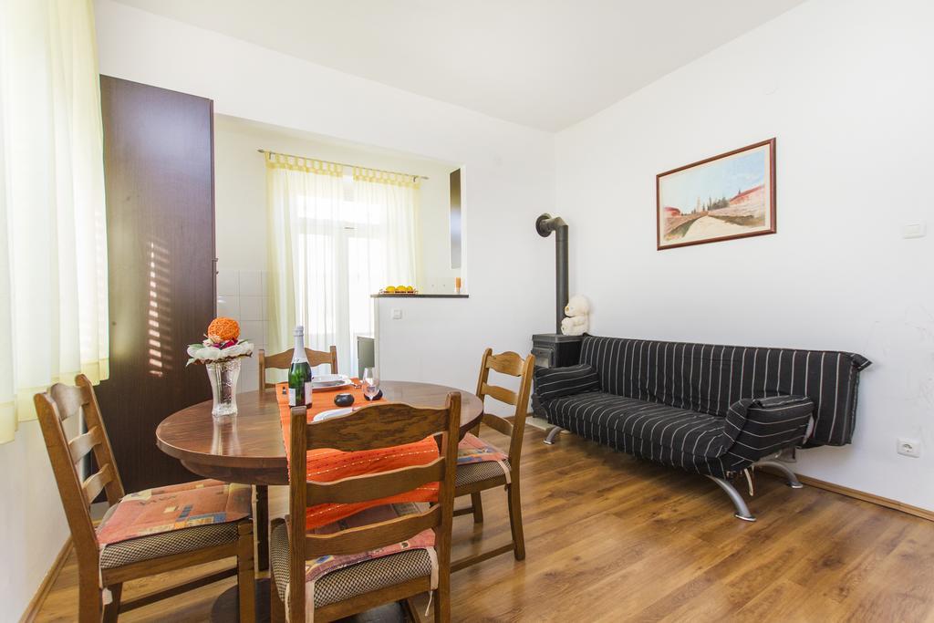 Apartment Amber Koromačno Rom bilde